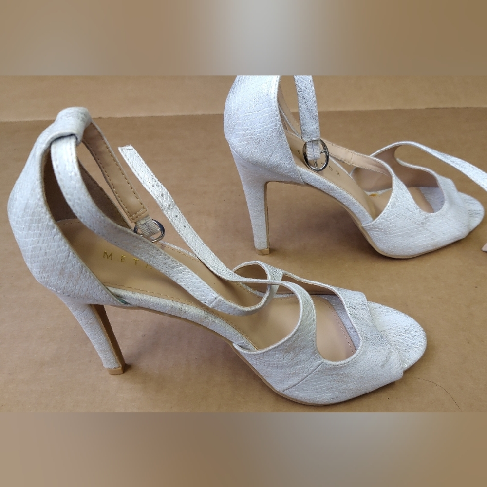 Metaphor High Heel Shoes White/Silver Wedding Prom Formal Shoes Size 8 NWOT